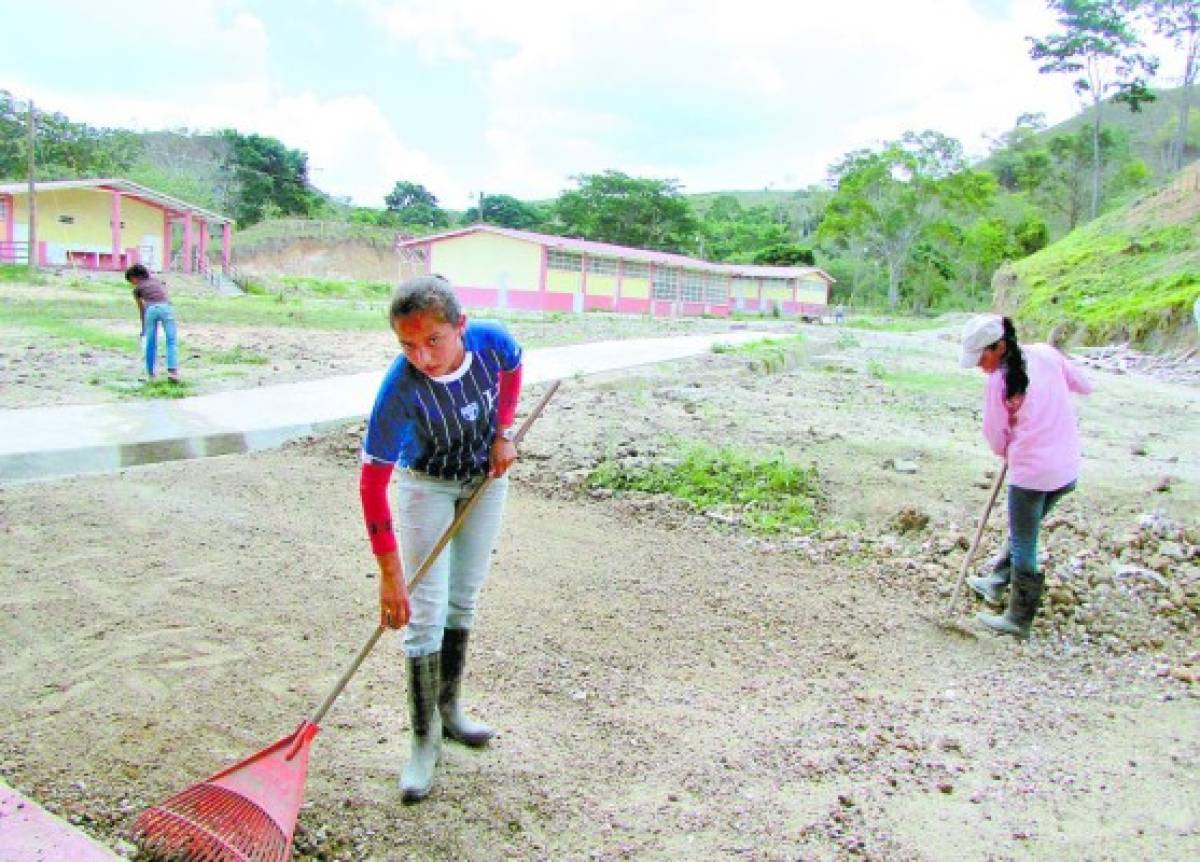 Construyen complejo escolar piloto en aldea de Trojes