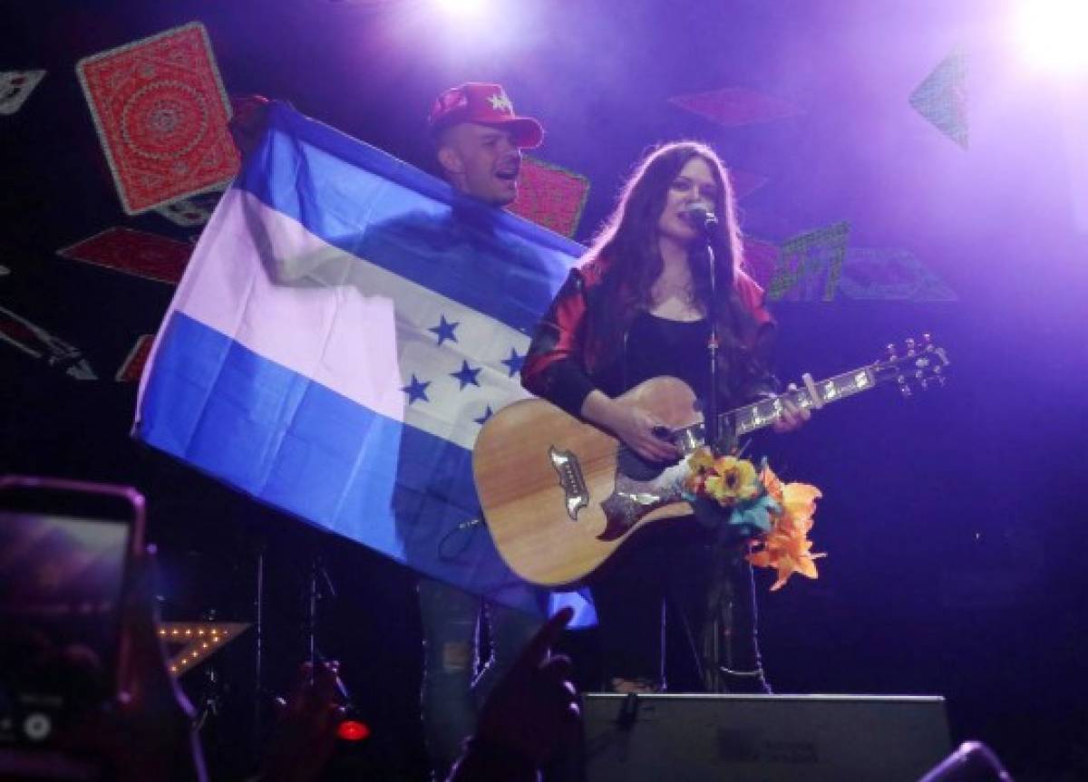 Jesse recibió la bandera de Honduras por parte de una fan.