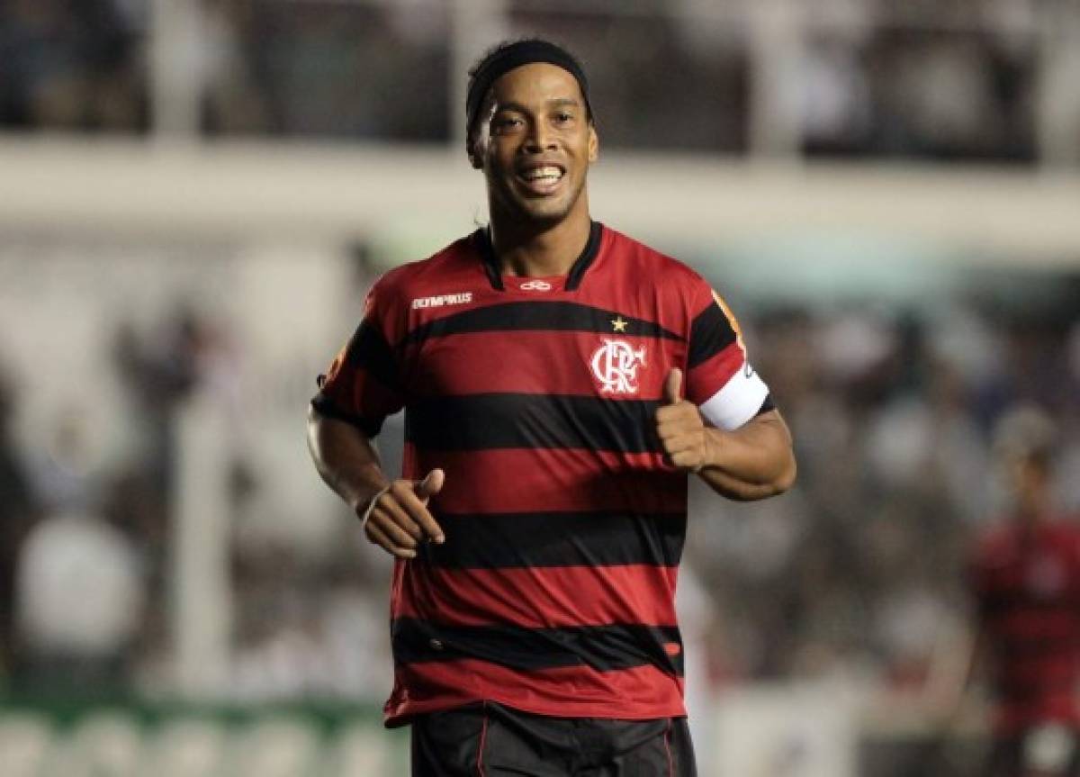 Las ocho camisetas que se puso Ronaldinho en sus 18 años de carrera