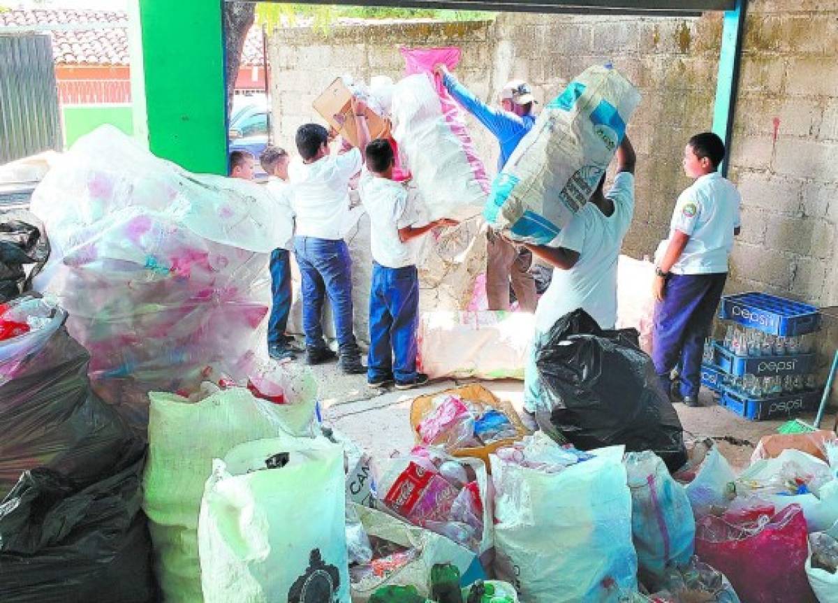 Escuelas logran ingresos con venta de productos reciclados