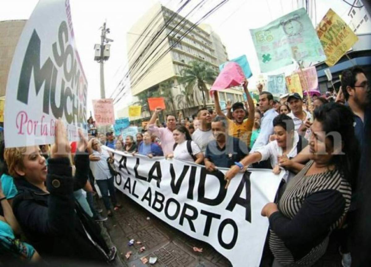 Personas de todas las edades y a fines a los dos sectores divididos en este tema participaron en el plantón con pancartas y consignas.