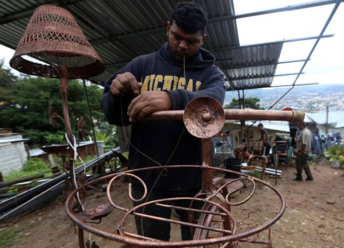 Don Jesús, pionero del arte del mimbre y metal