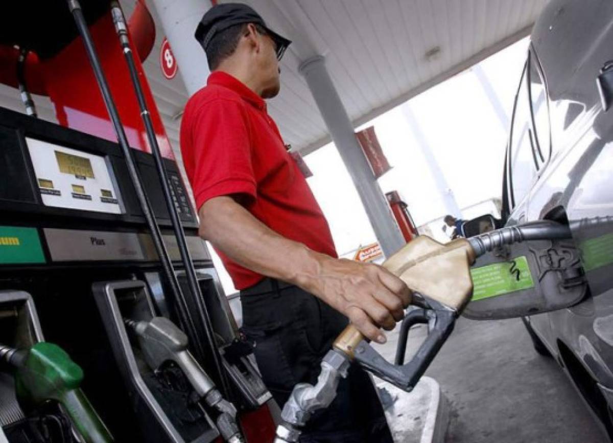 Gasolinas bajarán 83 centavos a partir del lunes en Honduras