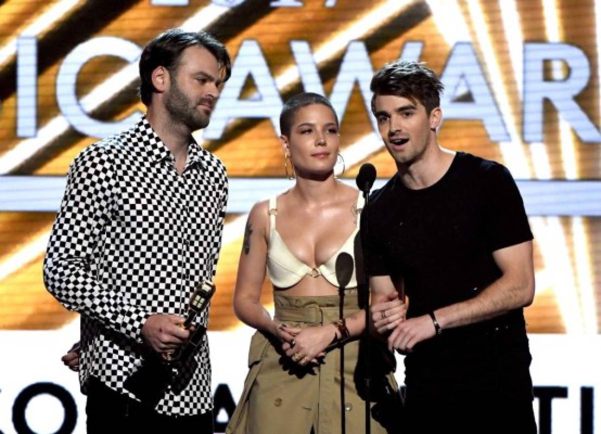 LAS VEGAS, NV - MAY 21: (L-R) Musicians Alex Pall of The Chainsmokers, Halsey, and Andrew Taggart of The Chainsmokers accept Top Collaboration for 'Closer' onstage during the 2017 Billboard Music Awards at T-Mobile Arena on May 21, 2017 in Las Vegas, Nevada. Ethan Miller/Getty Images/AFP== FOR NEWSPAPERS, INTERNET, TELCOS & TELEVISION USE ONLY ==