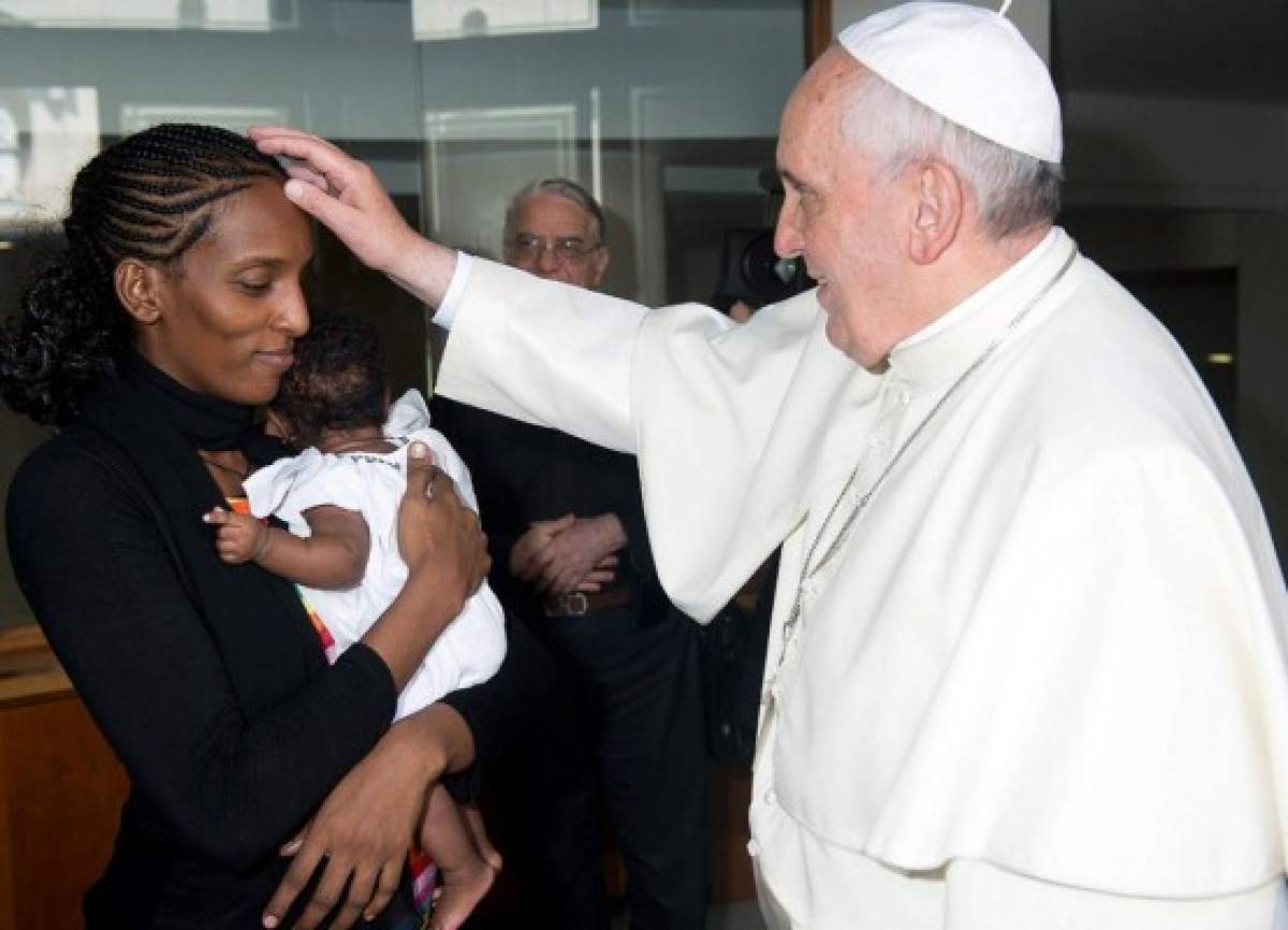 Papa recibe a joven sudanesa condenada a muerte