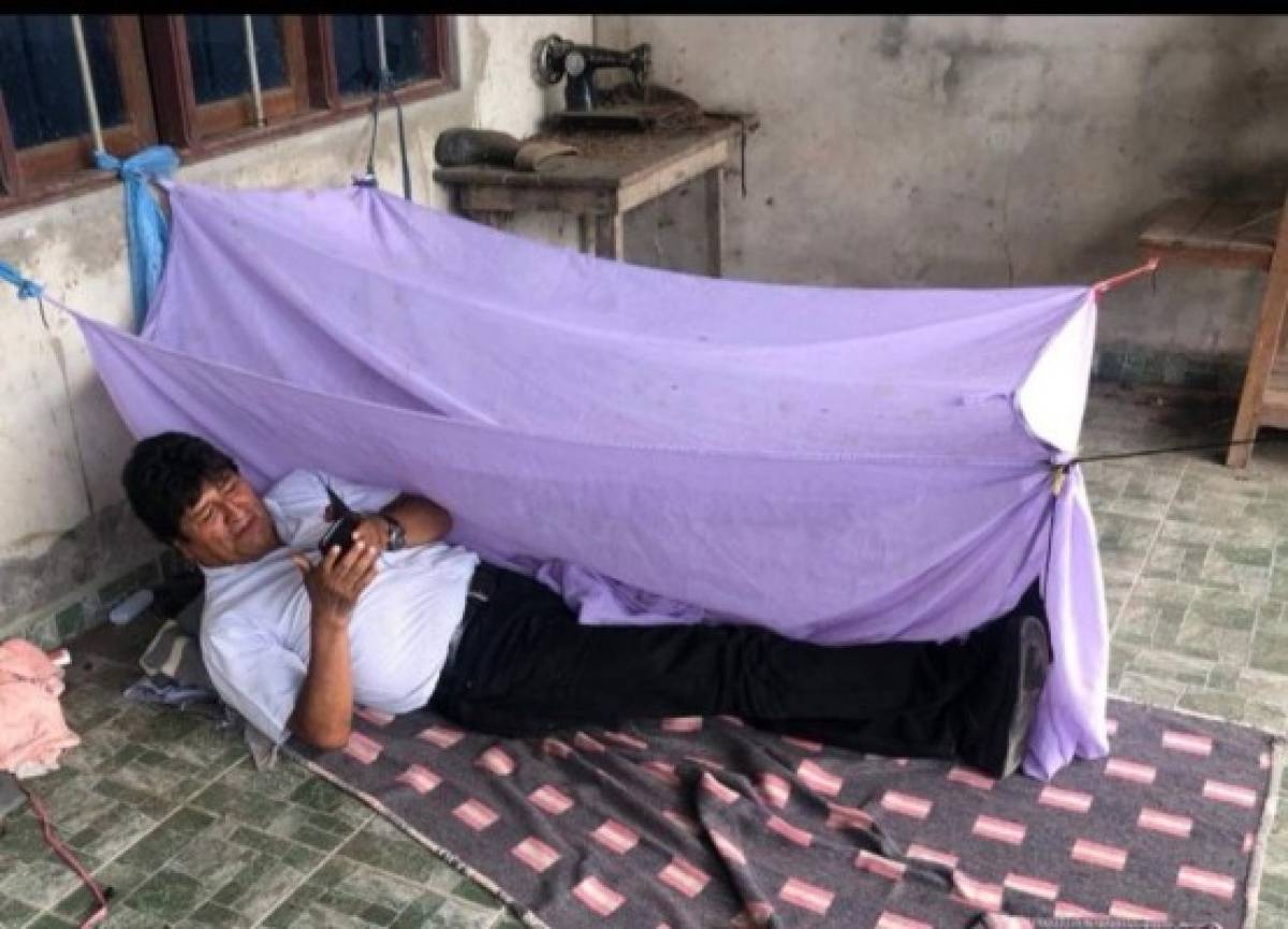 This handout photo obtained on November 11, 2019 from the twitter account of Bolivian ex-President Evo Morales of him showing how he spent his first night at an undisclosed placed after resigning. - Morales announced his resignation on Sunday, caving in following three weeks of sometimes-violent protests over his disputed re-election after the army and police withdrew their backing. (Photo by HO / Twitter account of Evo Morales Ayma (@evoespueblo) / AFP) / RESTRICTED TO EDITORIAL USE - MANDATORY CREDIT 'AFP PHOTO /Twitter account of Evo Morales Ayma (@evoespueblo)' - NO MARKETING - NO ADVERTISING CAMPAIGNS - DISTRIBUTED AS A SERVICE TO CLIENTS