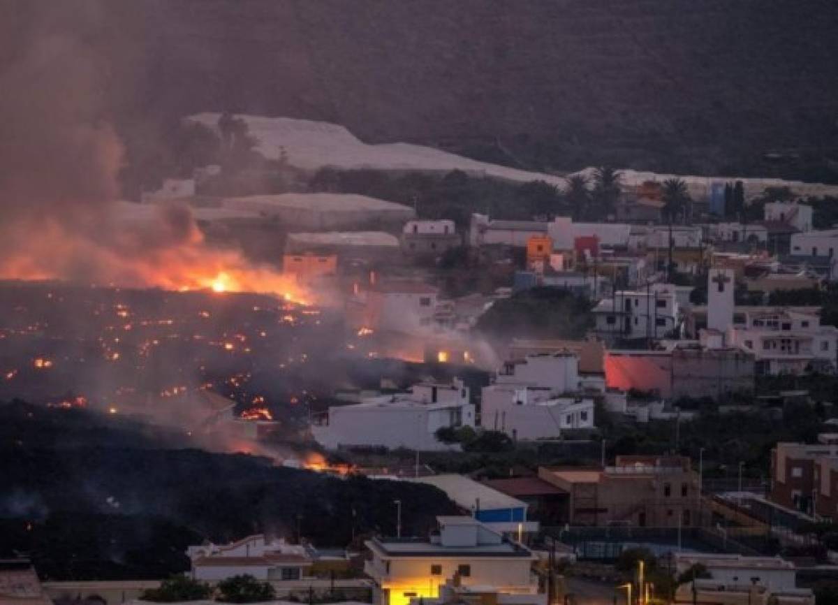 Cientos de evacuados más por el volcán en una isla española  