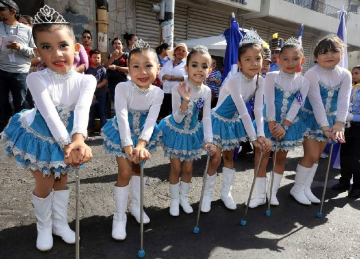 Escolares dan un colorido y fervoroso saludo a la Patria