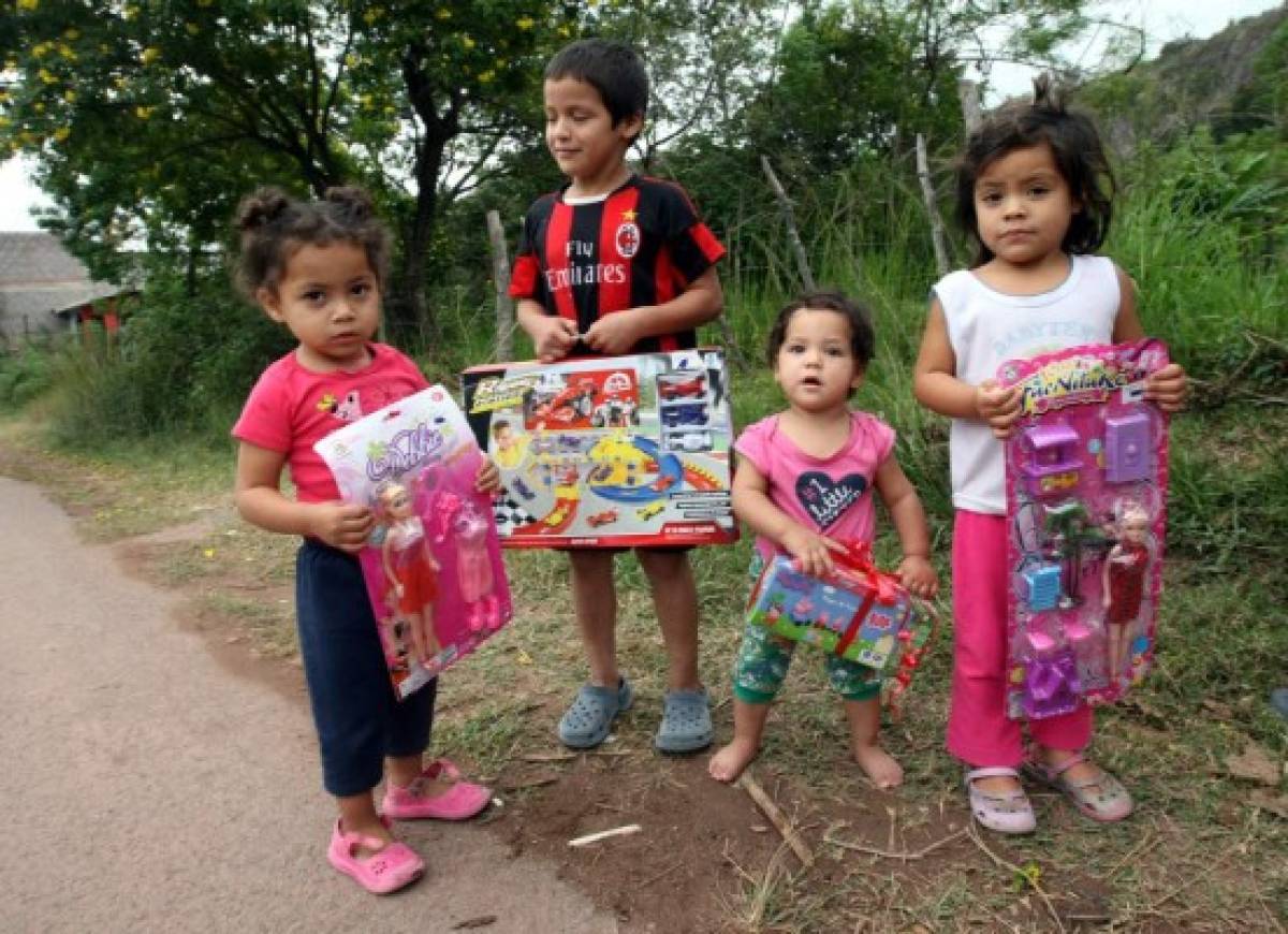 Estos niños están felices con su obsequio navideño.Foto:Jimmy Argueta/EL HERALDO