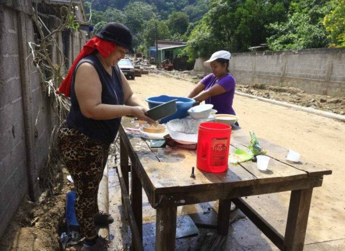 Extenuantes jornadas de limpieza realizan familias en el valle de Sula