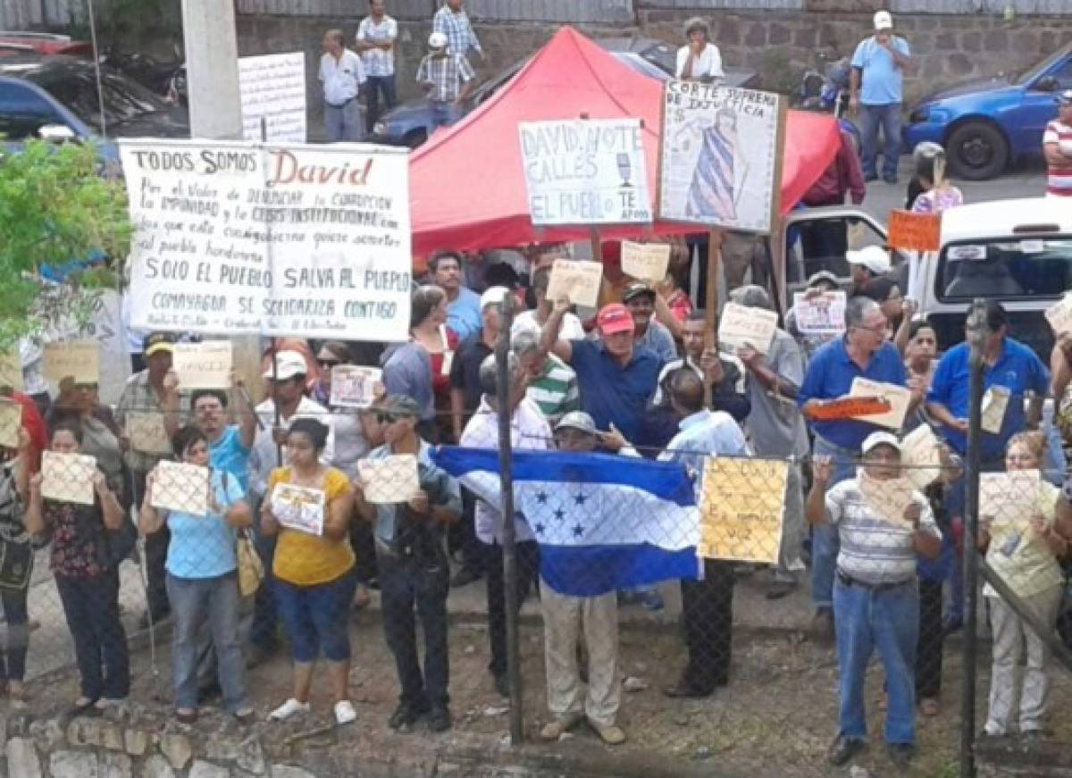 Turba de Libre saca a David Romero de tribunal