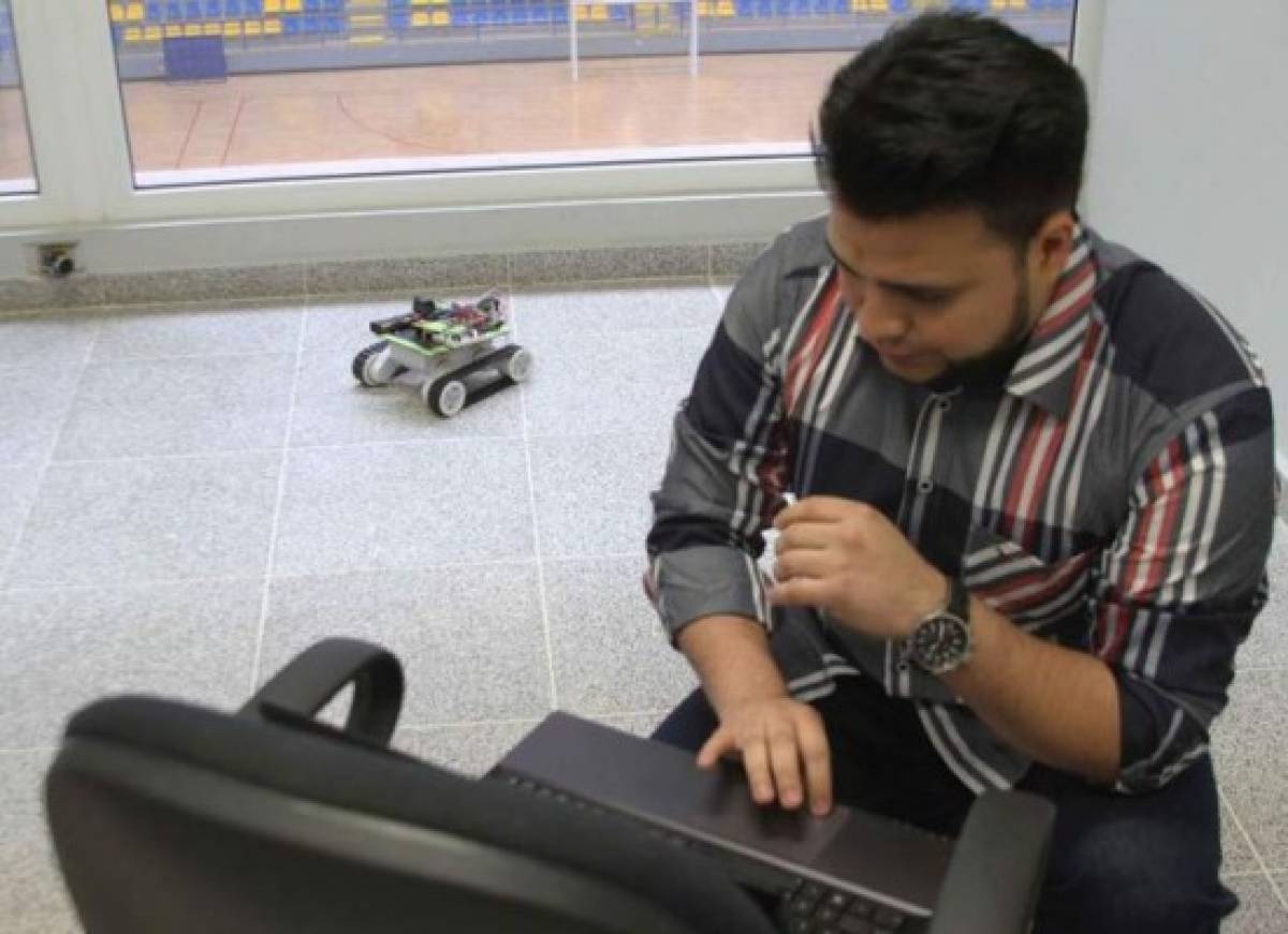 Estudiantes de la UNAH inventan robot controlado con la voz
