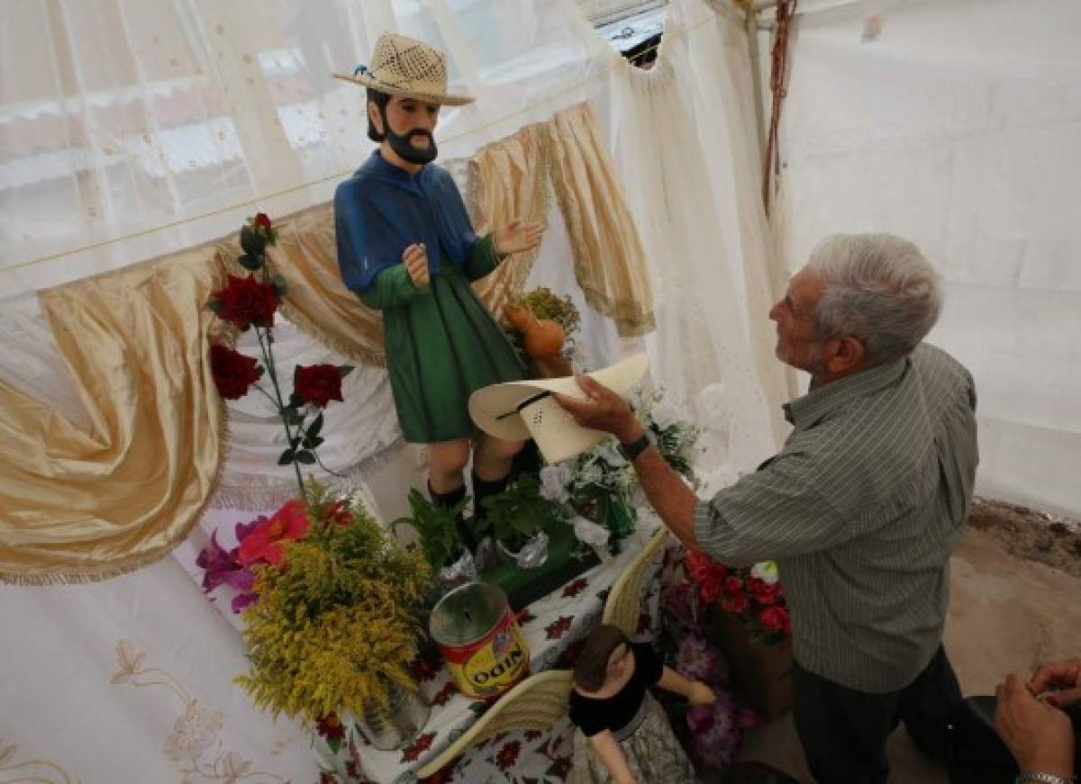 Los vendedores del mercado se acercaron a San Isidro Labrador, el santo de las lluvias, para hacer sus peticiones y agradecer por sus milagros.