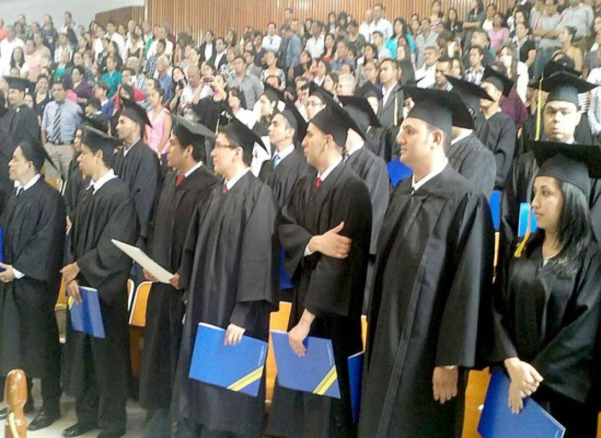 UNAH gradúa 860 nuevos profesionales