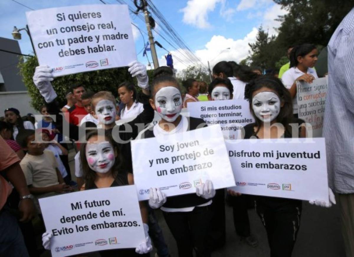 Desfiles: Estudiantes de primaria llenan de civismo la capital de Honduras