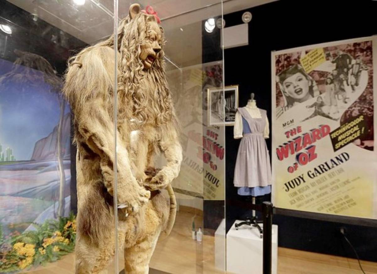 Traje de león de 'Mago de Oz' se vende por $3M  