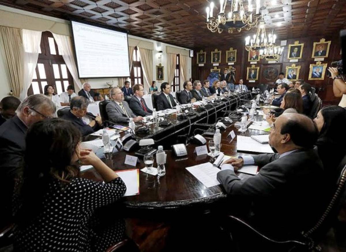 Gabinete económico de Honduras se reúne con representantes del G-16