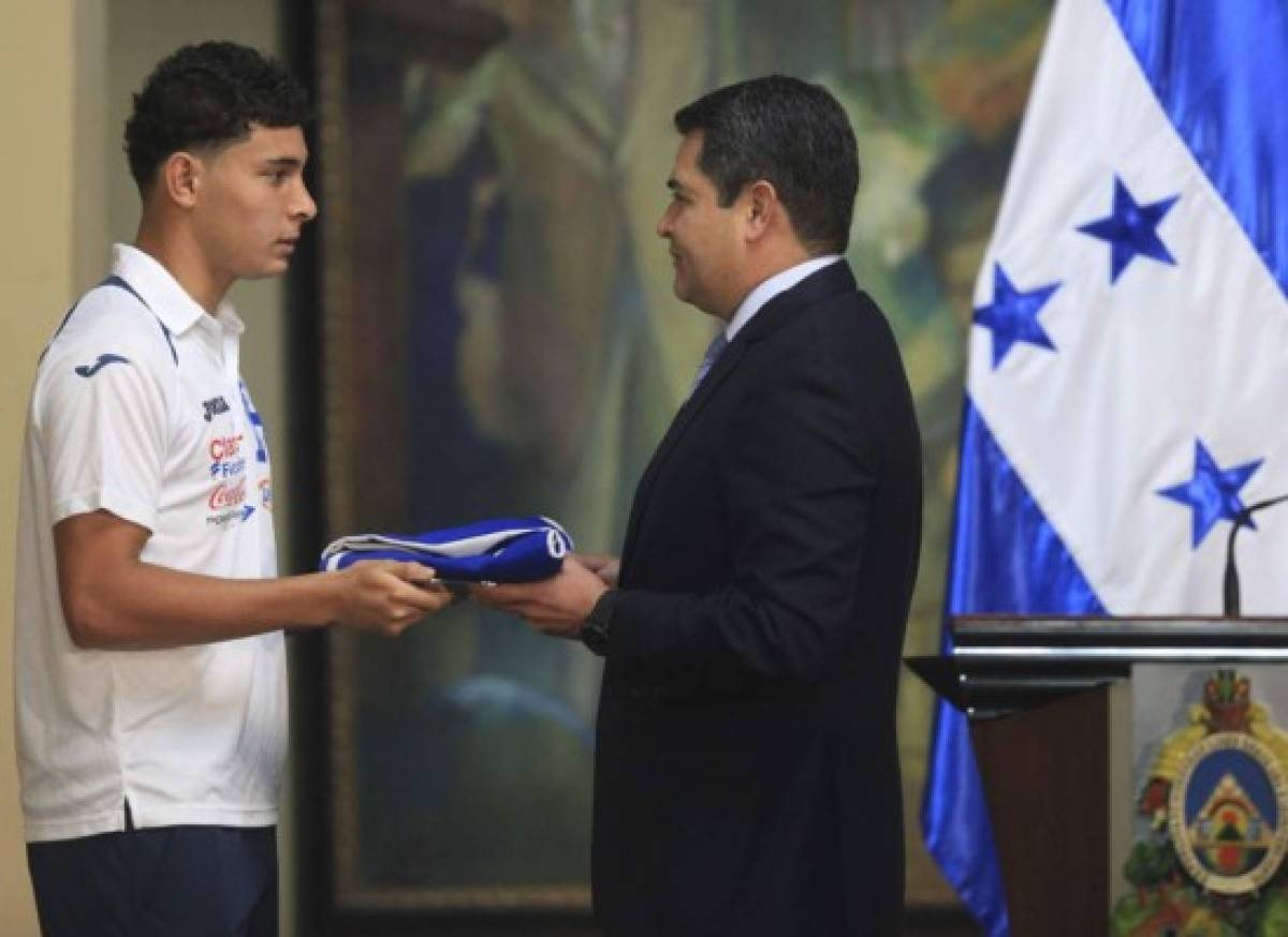 Presidente de Honduras juramenta a los mundialista Sub 20