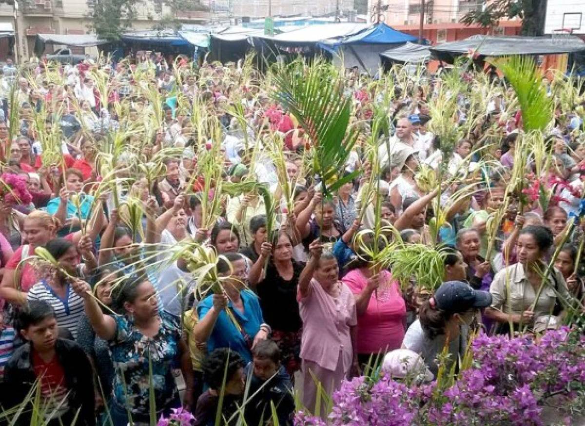 Hondureños salen a las calles para conmemorar el Domingo de Ramos