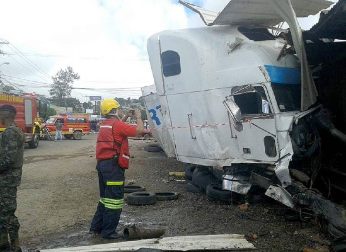 Rastra sin frenos deja muerte y destrucción en la salida a Danlí