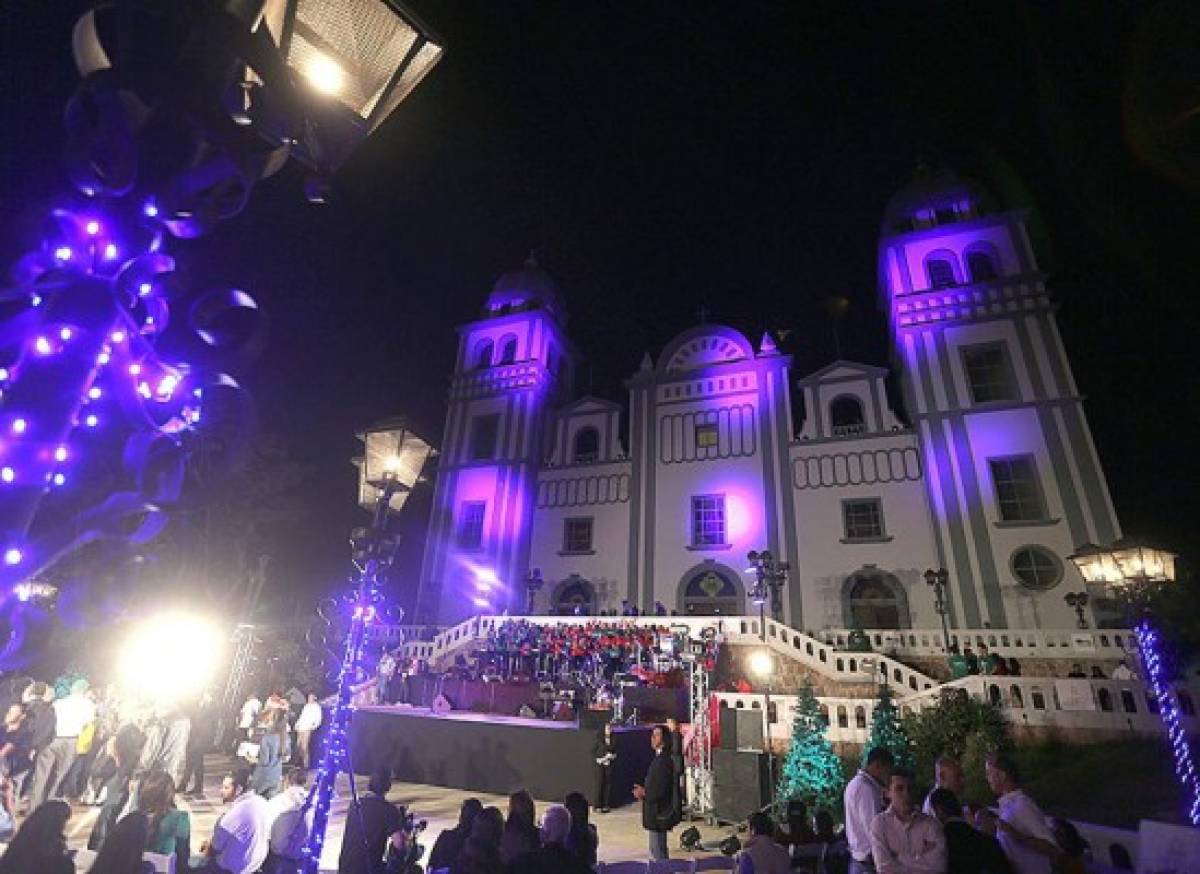 Impresionante show navideño desde el Santuario de Suyapa