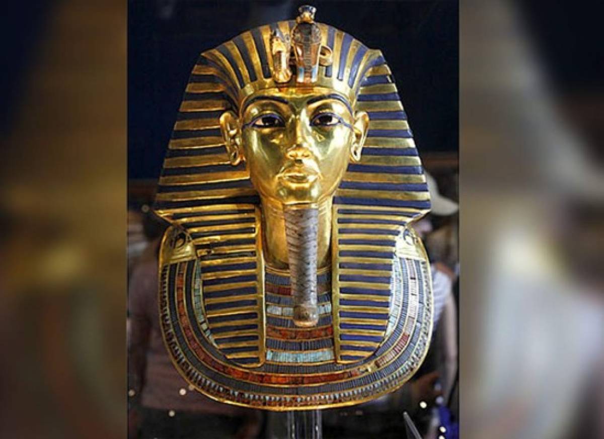 Pegan con resina barba del rey Tutankamón