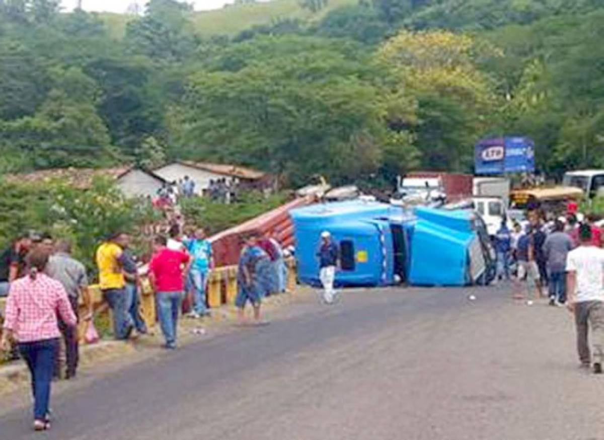 Incomunicados Choluteca y capital de Honduras por accidente de rastra