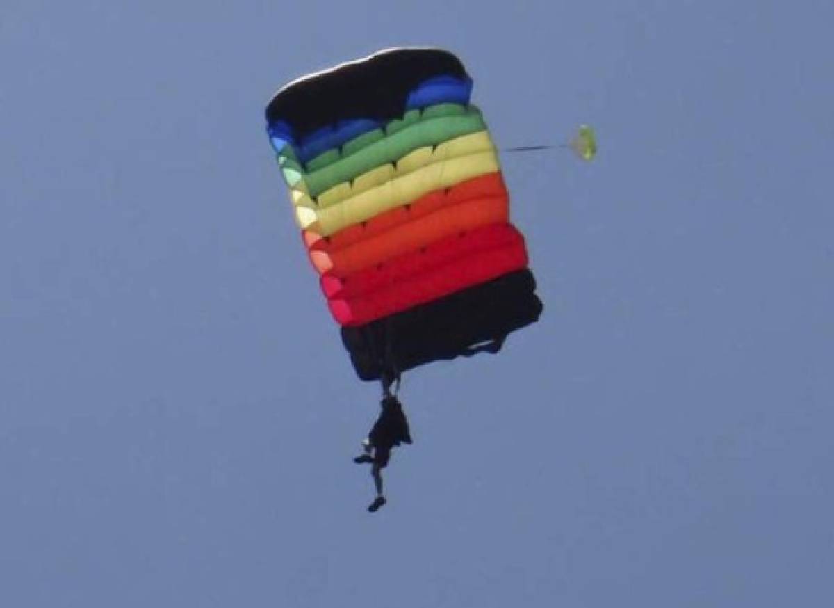 Diversión con adrenalina en feria de paracaidismo