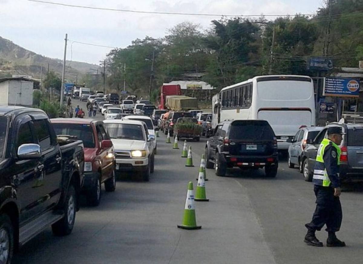 Buses 'brujos' paralizan el tráfico en la capital