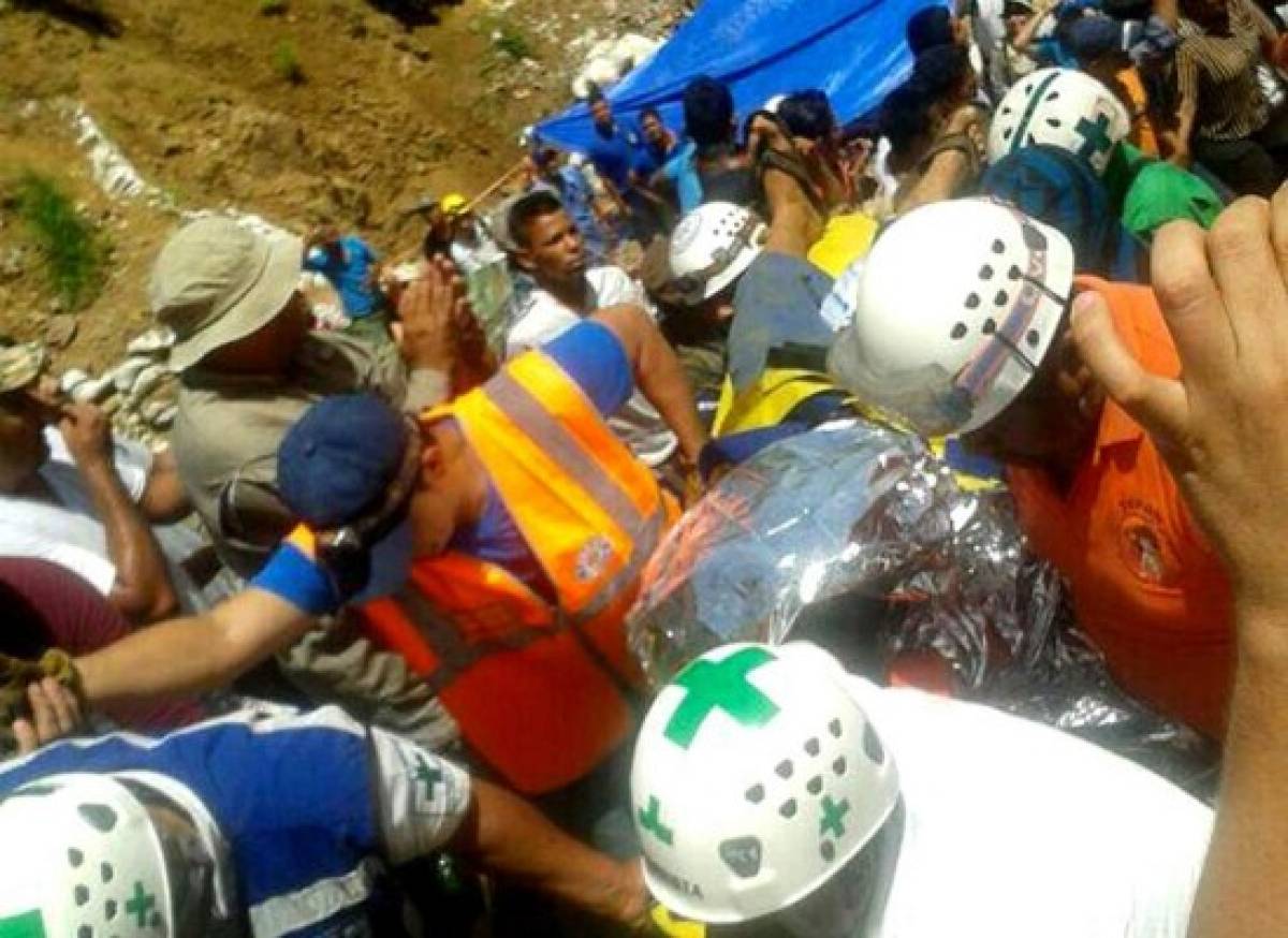 Socorristas rescatan a tres de los mineros en el sur de Honduras