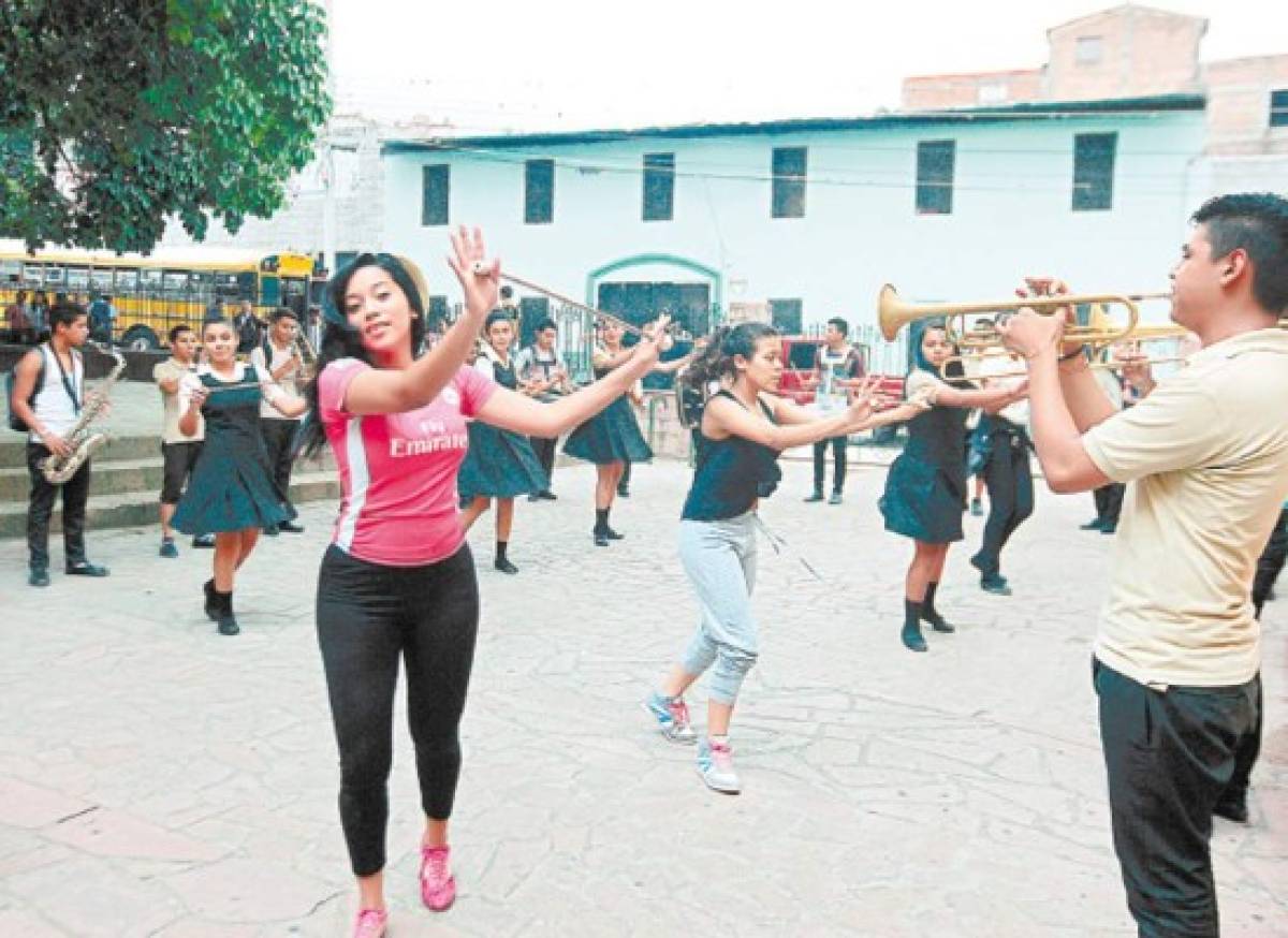 71 colegios listos para desfile