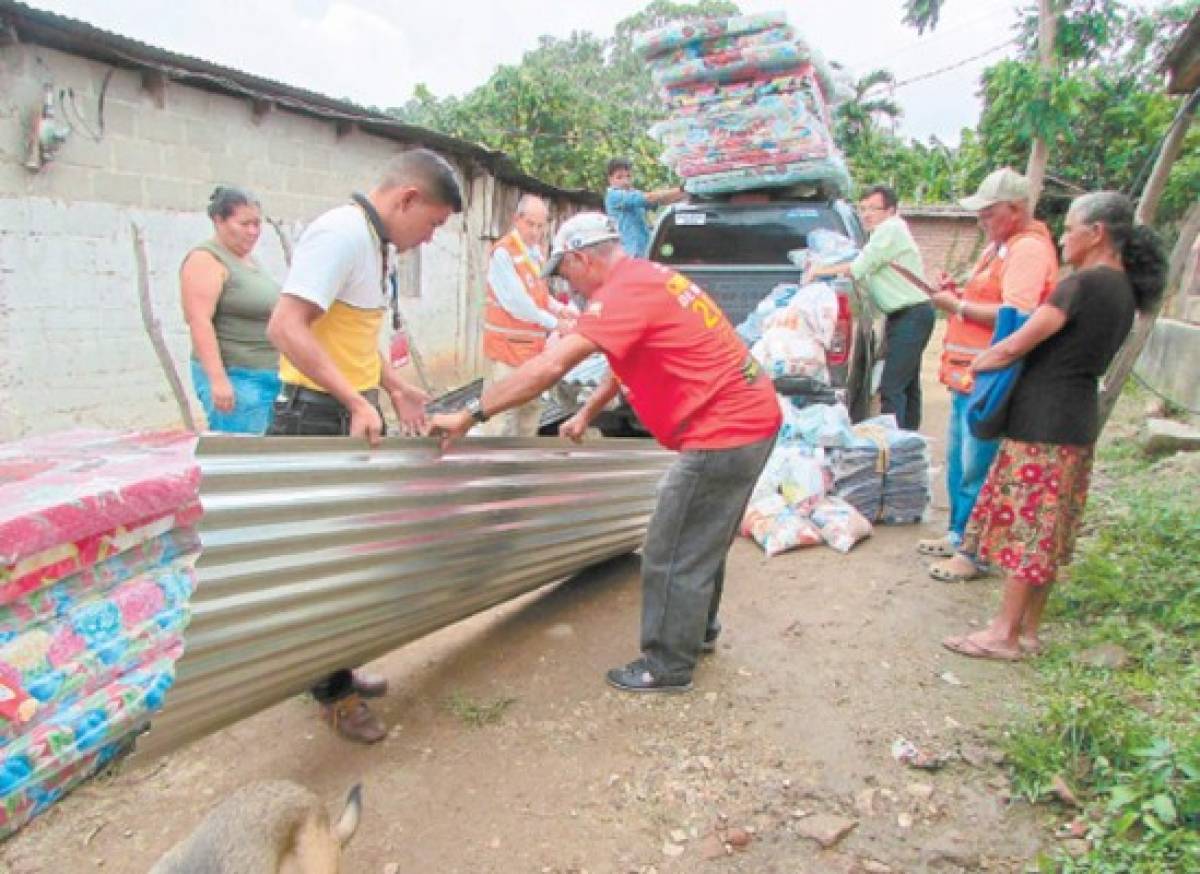 Entregan ayuda a familias afectadas por vendaval