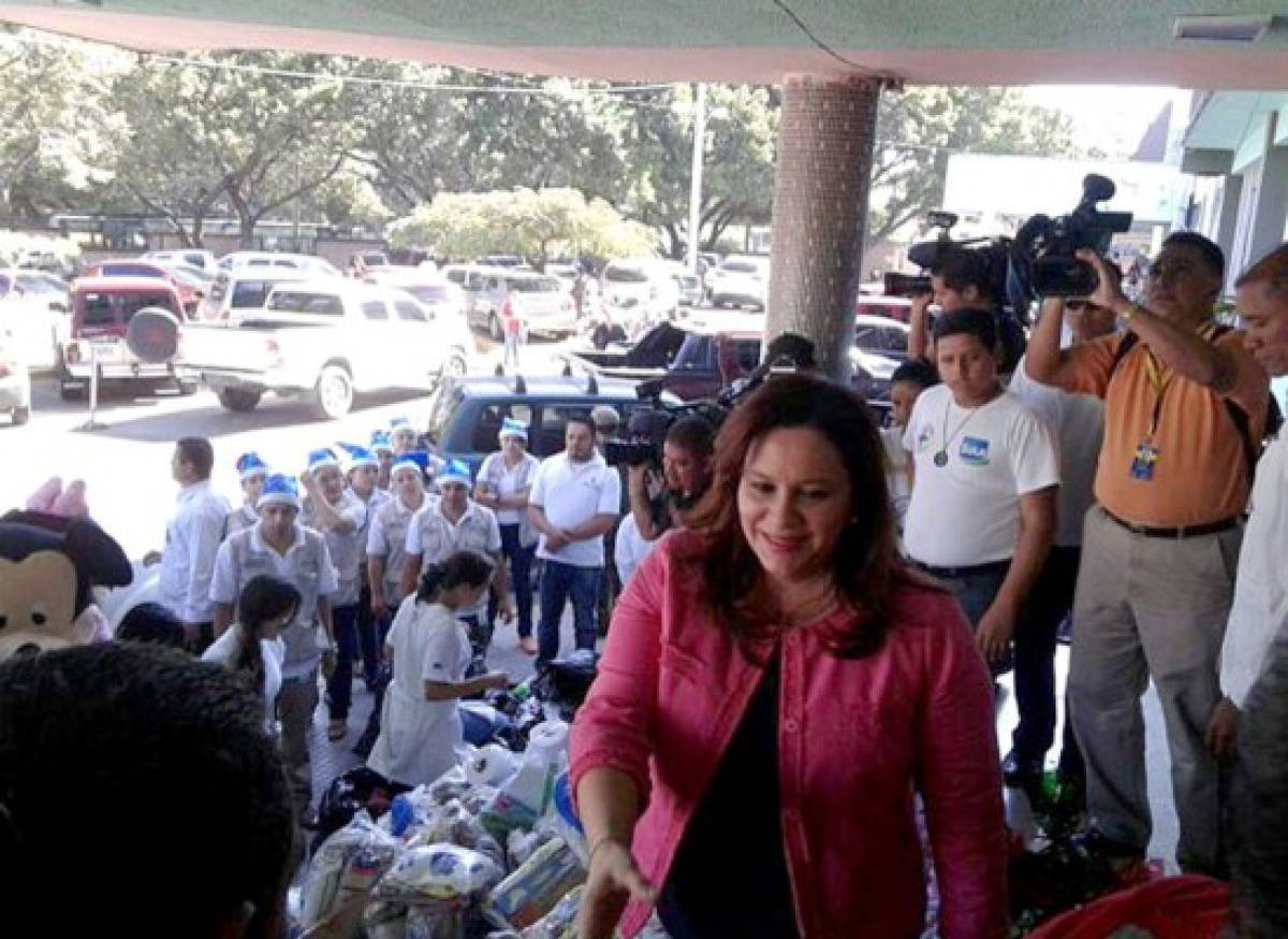 Primera dama de Honduras entrega alimentos y ropa a pacientes del HEU