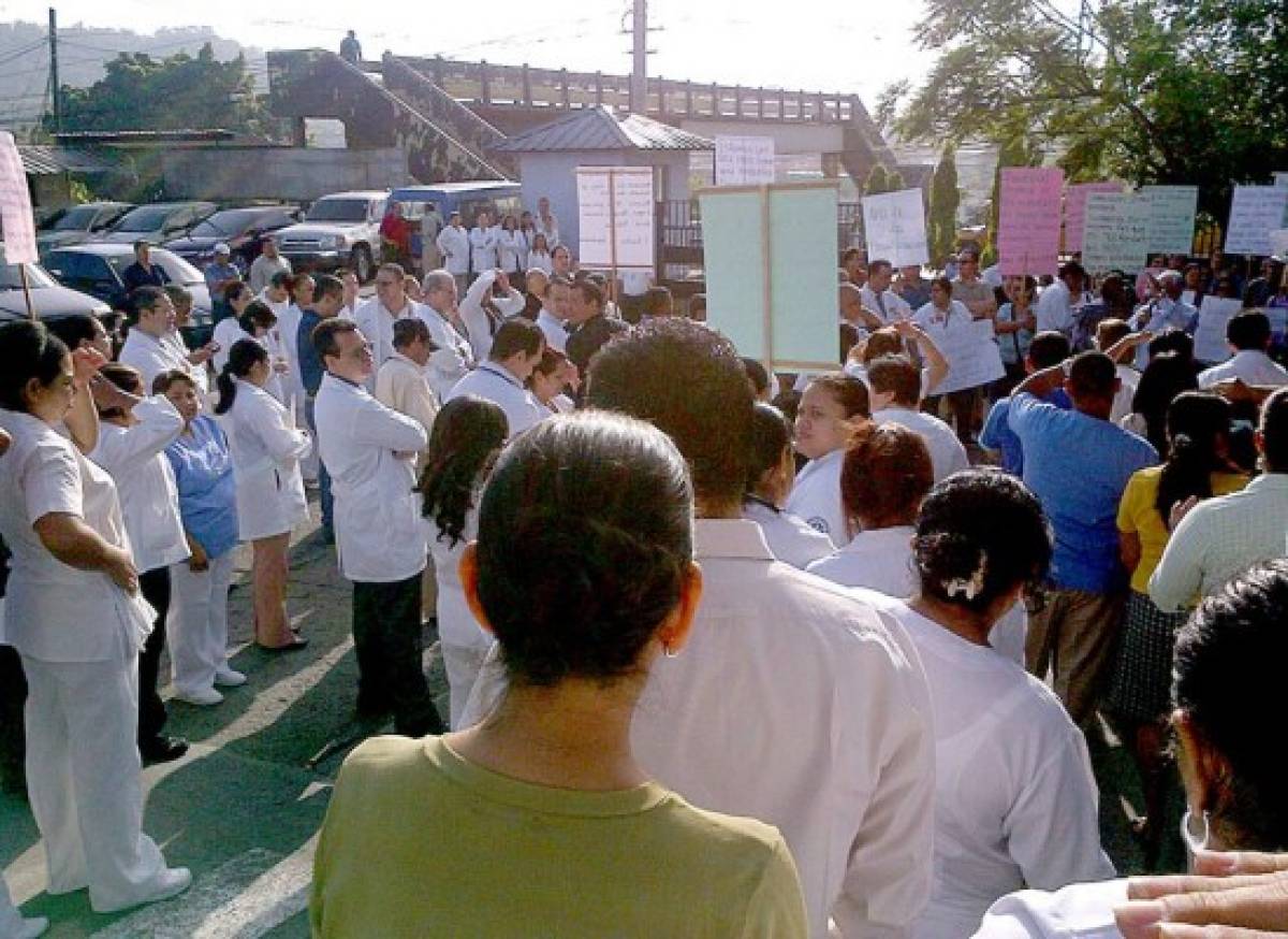 Protesta de empleados y pacientes en IHSS