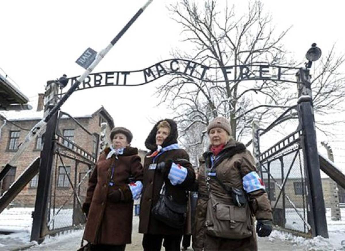 Sobrevivientes del Holocausto visitan Auschwitz 70 años después