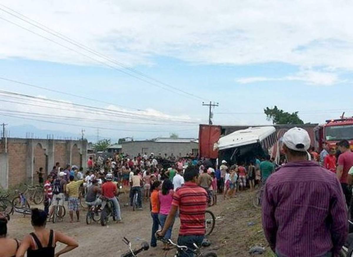 Un muerto y diez heridos en choque de rastra y autobús en Comayagua