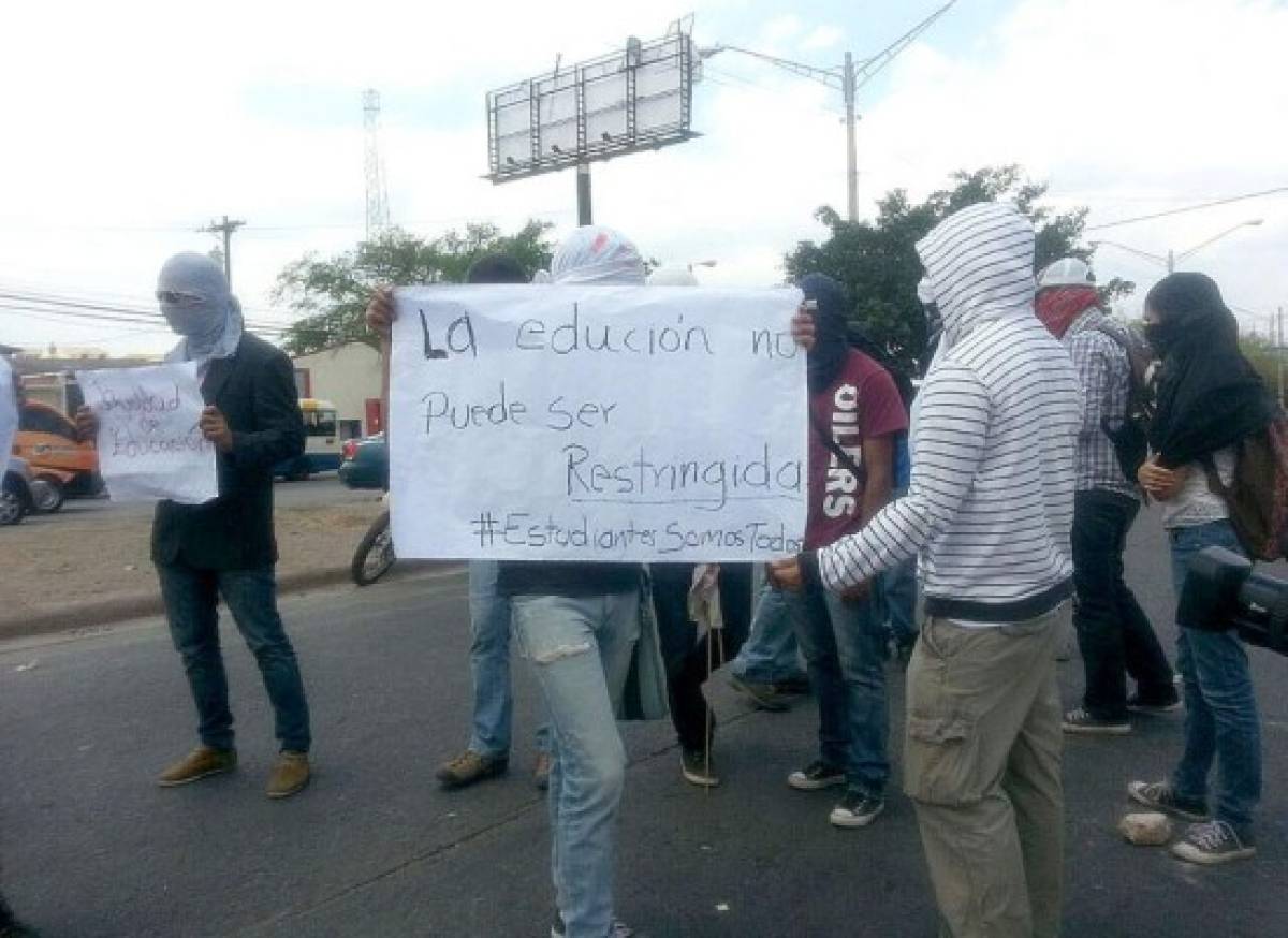 Universitarios protestan en apoyo a colegiales