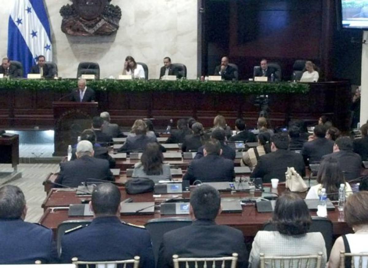 Congreso Nacional condecora a periodistas hondureños