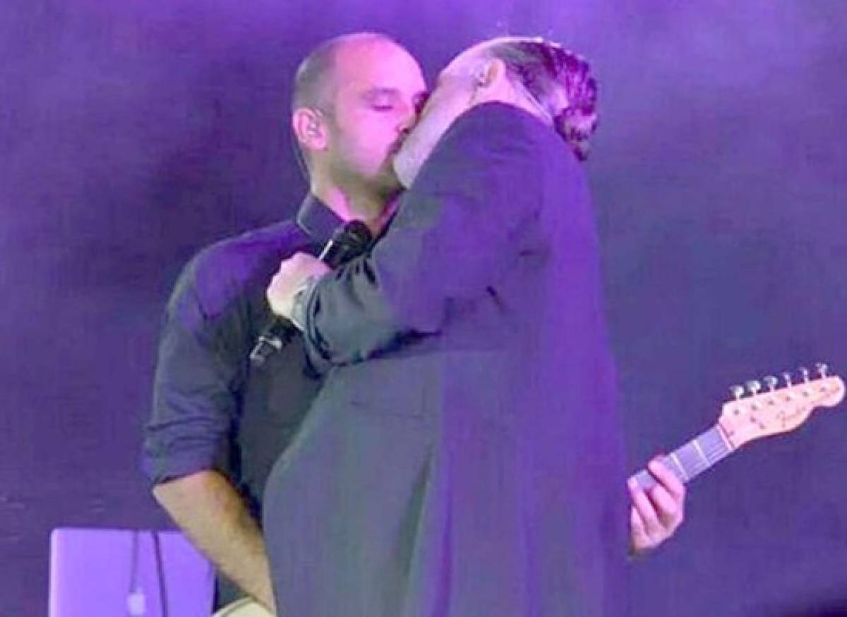 VIDEO: Miguel Bosé besa a su guitarrista en concierto