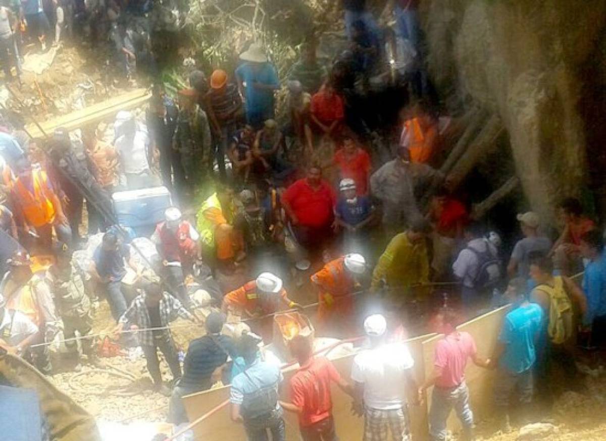 Socorristas rescatan a tres de los mineros en el sur de Honduras