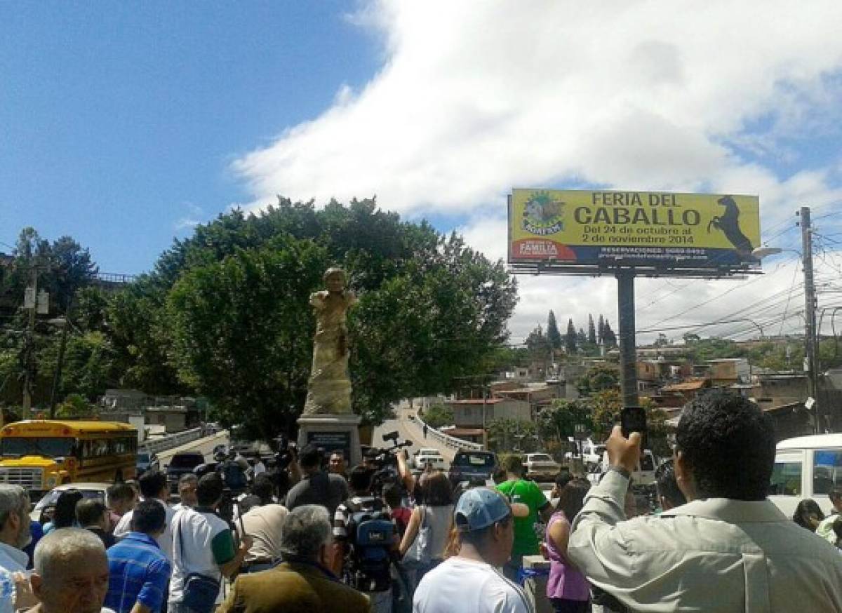 Honduras: Develan busto en memoria de Alfredo Landaverde