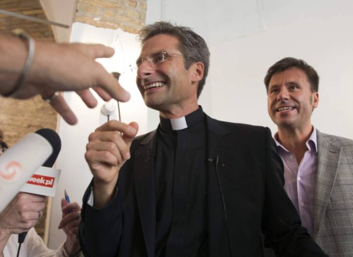 Vaticano expulsa a sacerdote gay en víspera de reunión mundial de obispos  