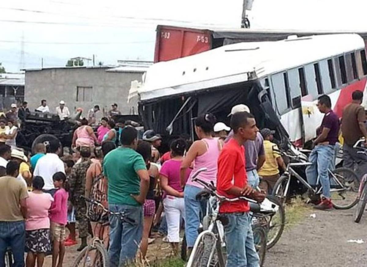 Un muerto y diez heridos en choque de rastra y autobús en Comayagua