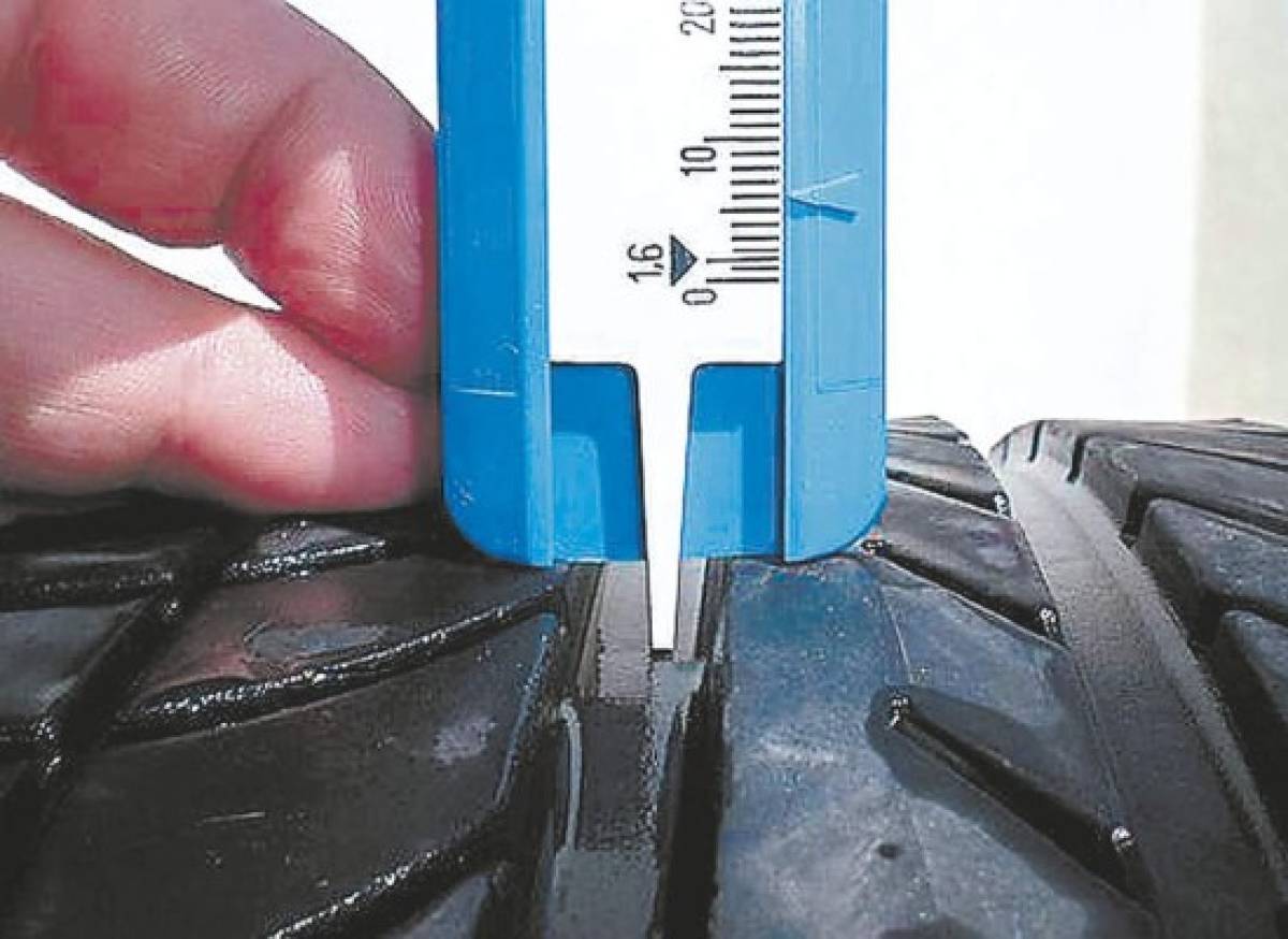 Una investigación revela que 1.6 mm de profundidad en el dibujo de la llanta no es seguro