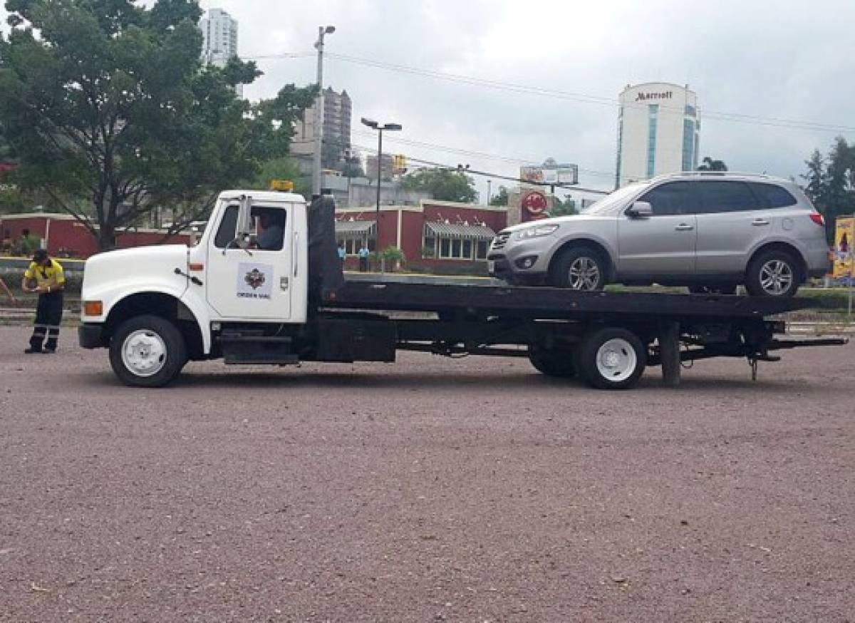 Operativos contra vehículos mal estacionados y sin placas