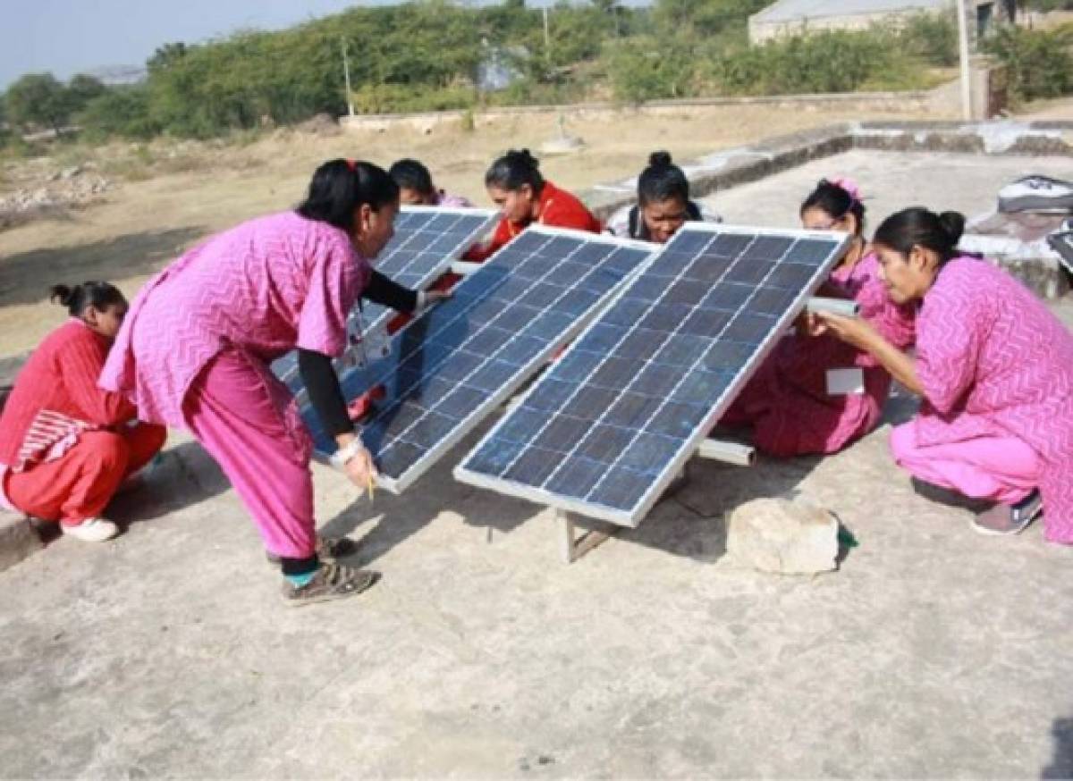 Mujeres capacitadas en India fabrican paneles solares en el sur