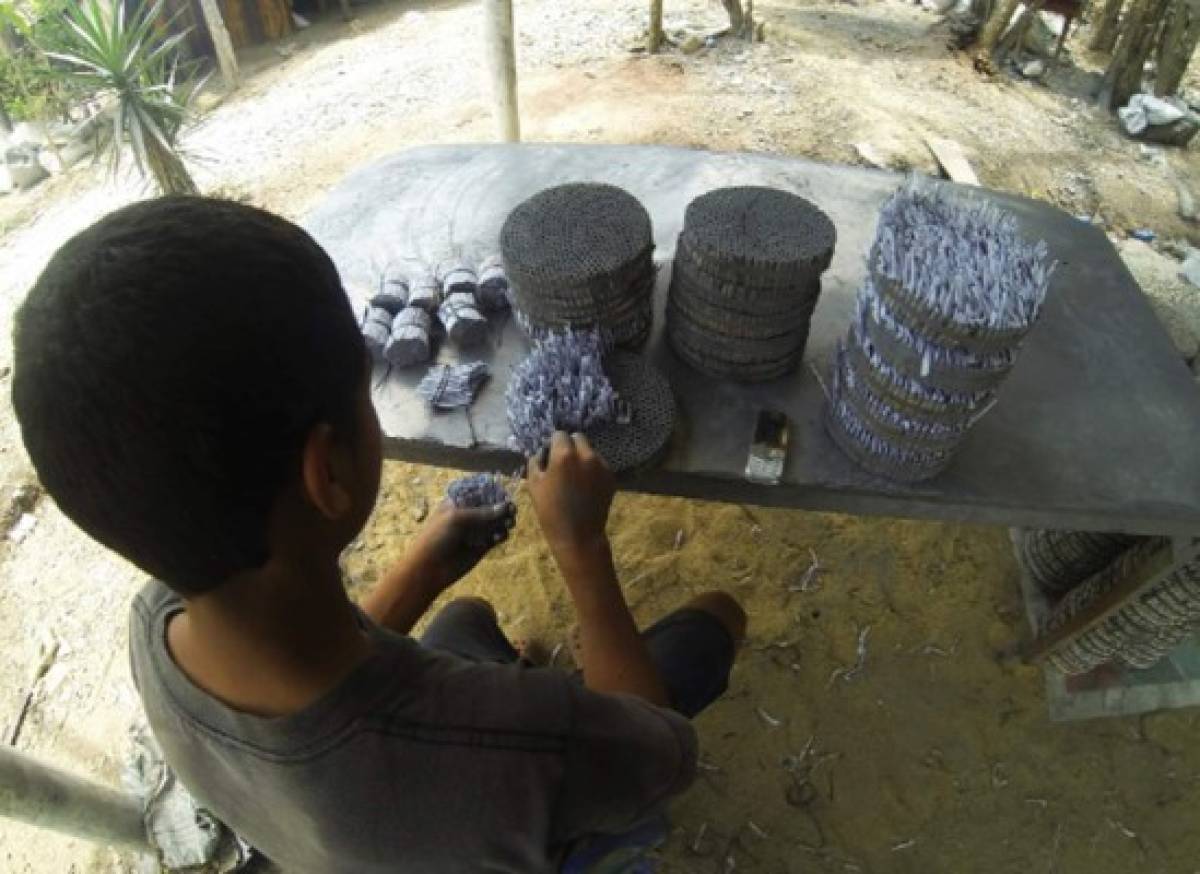 Mano de obra infantil en la riesgosa elaboración de cohetes en Copán