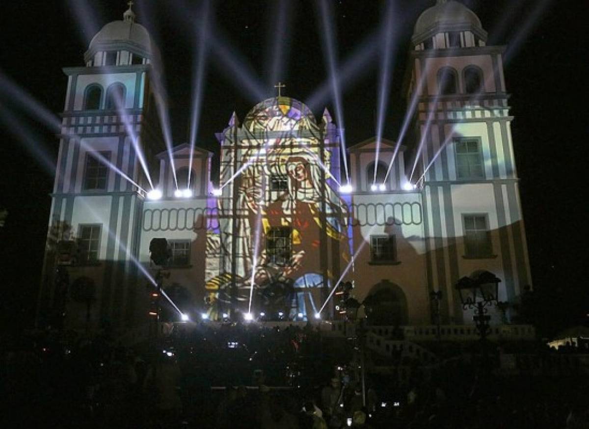 Impresionante show navideño desde el Santuario de Suyapa