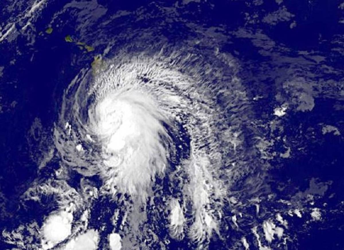 Ana se convierte en huracán cerca de Hawái