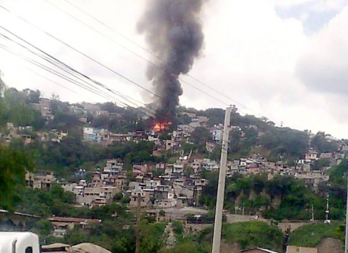 Incendio destruye al menos tres viviendas en la capital de Honduras